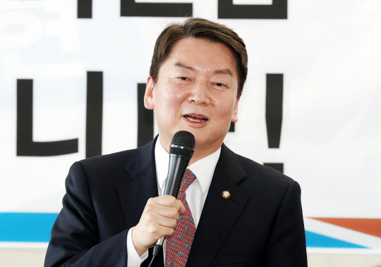 국민의힘 당권주자인 안철수 의원이 30일 오후 인천시 미추홀구 윤상현 의원 사무실에서 열린 동구·미추홀구 갑·을 당협 합동간담회에서 발언하고 있다.<연합뉴스>